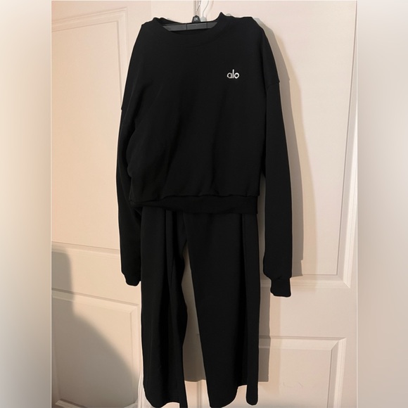 ALO Yoga Other - Alo Black
Accolade crewneck cropped sweatshirt
Accolade straight leg sweatpants
